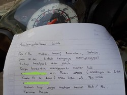 Salut, Senggol Motor Lain Wanita Ini Tinggalkan Surat Minta Maaf
