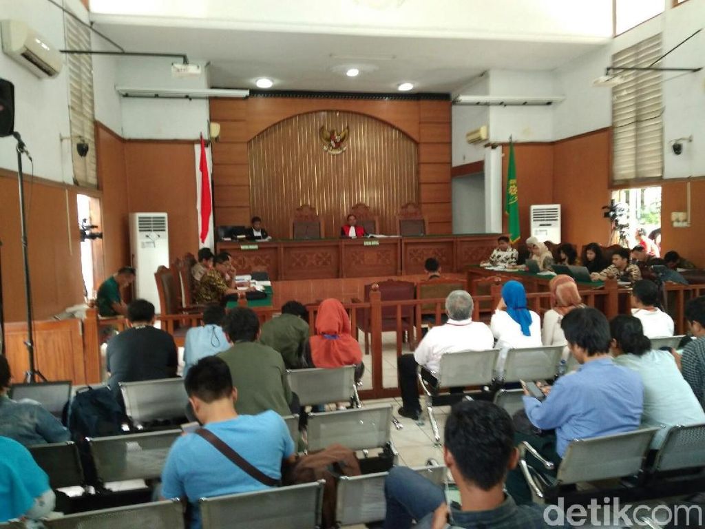Hakim Kusno Tanya Prof Komariah: Praperadilan Gugurnya Kapan?