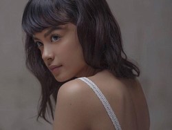 A Long Way, Irama Kepercayaan Diri Eva Celia