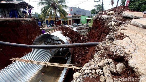 Perbaikan Jembatan Ambles di Citayam Terus Dikebut