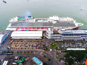 Wali Kota Risma Sambut Kapal Pesiar Terbesar yang Pernah Datang ke Surabaya