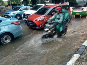 Jalan DI Panjaitan Cawang Tergenang, Banyak Kendaraan Mogok