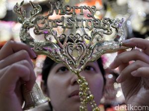 Pernak-pernik Natal Mulai Ramai Dicari Pernak-pernik Natal Mulai Ramai Dicari