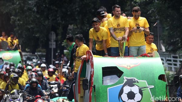 Melihat Keseruan Konvoi Kemenangan Bhayangkara FC