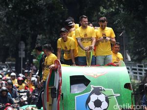 Melihat Keseruan Konvoi Kemenangan Bhayangkara FC