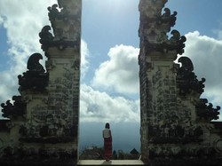 Bule Ini Kecewa dengan Foto di Candi Lempuyang, Bali
