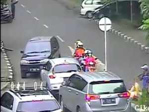 Mobil Lawan Arus Dikepung dan Disuruh Mundur ke Jalan yang Benar