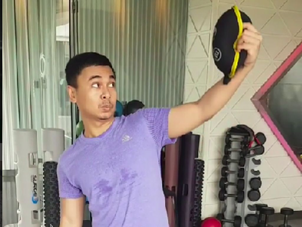 Raditya Dika Guling-gulingan di Instagram, Ibunda: Kamu Sakit Ya? Raditya Dika Guling-gulingan di Instagram, Ibunda: Kamu Sakit Ya?