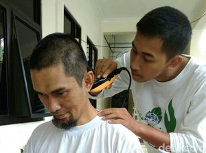 Sambut UU Kepalangmerahan, Relawan PMI di Banjarnegara Cukur Gundul