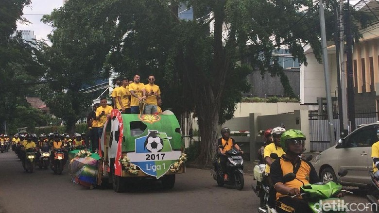 Rayakan Juara Liga 1, Bhayangkara FC Diarak di Jakarta Rayakan Juara Liga 1, Bhayangkara FC Diarak di Jakarta
