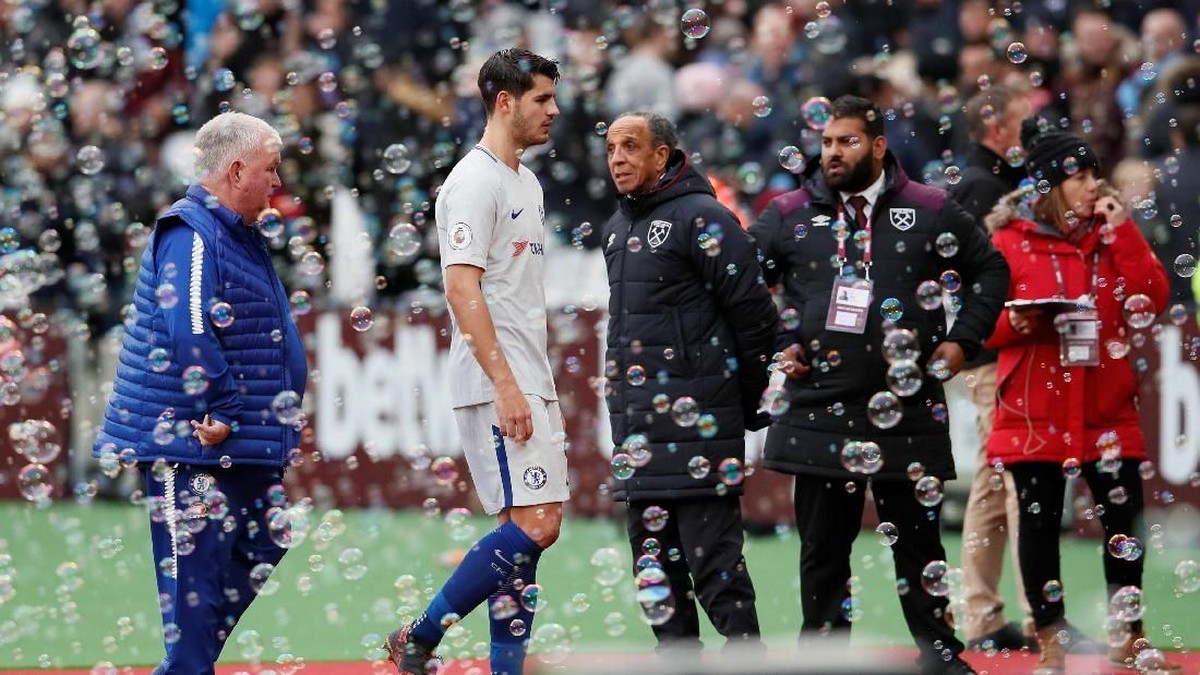 Alvaro Morata absen lawan Huddersfield Town (David Klein/Reuters)