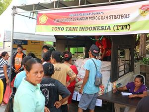 Jelang Natal, Bazar Sembako Murah di Kupang Diserbu Ibu-ibu Jelang Natal, Bazar Sembako Murah di Kupang Diserbu Ibu-ibu