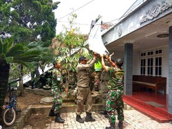 Petugas Gabungan Perbaiki Rumah Warga Porong Diterjang Puting Beliung
