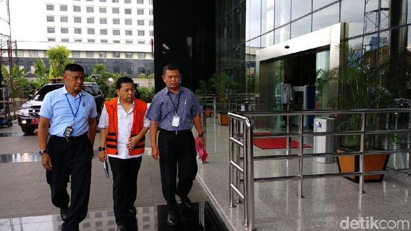 Ekspresi Setya Novanto Saat Diperiksa KPK Sehari Sebelum Disidang