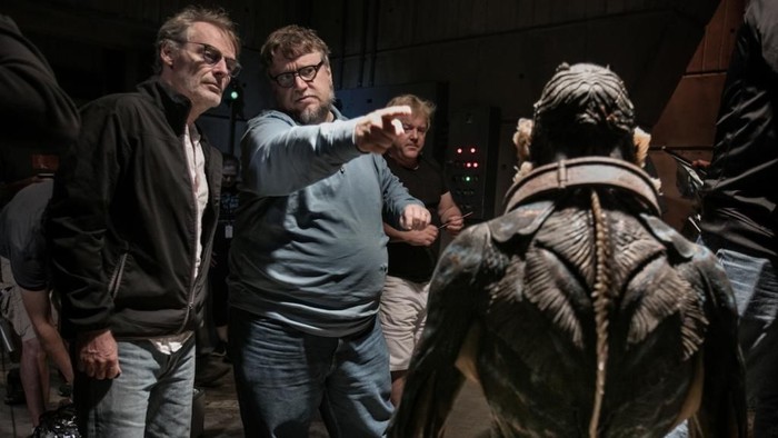 Foto: Guillermo del Toro (biru) saat di set The SHape of Water (imdb)
