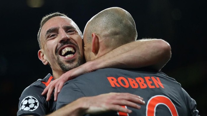 Robben dan Ribery LONDON, ENGLAND - MARCH 07: Arjen Robben of FC Bayern Muenchen celebrates with Franck Ribery of FC Bayern Muenchen as he scores their second goal during the UEFA Champions League Round of 16 second leg match between Arsenal FC and FC Bayern Muenchen at Emirates Stadium on March 7, 2017 in London, United Kingdom. (Photo by Clive Mason/Getty Images)