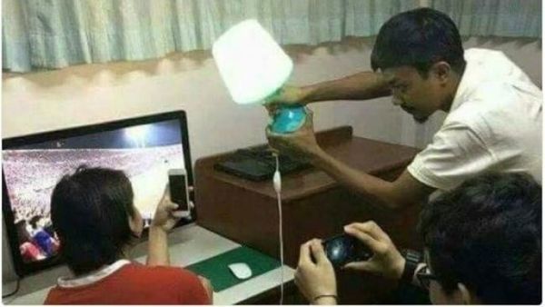 Biar Keren, Mereka Coba Trik Foto Kocak Ini