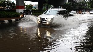 Menerobos Genangan di Ahmad Yani Jakarta Timur