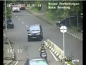 Warganet Soroti Musik Video CCTV Mobil Serobot Jalur di Bandung Warganet Soroti Musik Video CCTV Mobil Serobot Jalur di Bandung