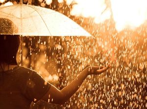 Tips Agar Tetap Kering dan Hangat Saat Turun Hujan Deras