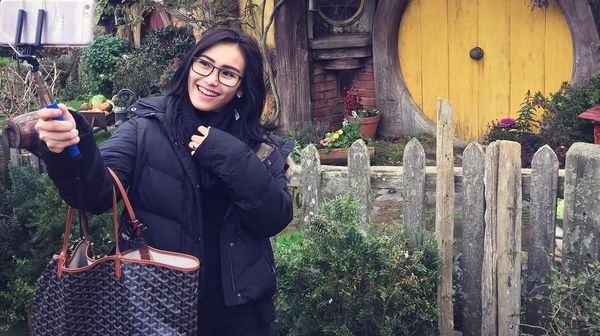 8 Gaya Ayu Ting Ting Pakai Tas Branded, Totalnya Rp 639 Juta