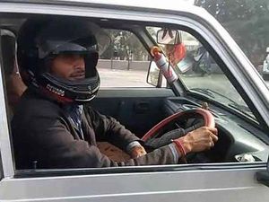 Polisi Salah Tulis Tilang, Pria Ini Jadi Pakai Helm Pas Naik Mobil