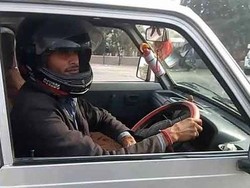 Polisi Salah Tulis Tilang, Pria Ini Jadi Pakai Helm Pas Naik Mobil