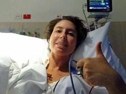 Cerita Heroik Suami Gendong Istrinya yang Sakit di Rawa Penuh Buaya