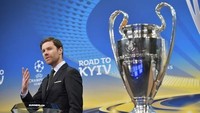 Xabi Alonso hadir untuk membantu Direktur Kompetisi UEFA Giorgio Marchetti dalam melakukan pengundian. (Foto: Fabrice COFFRINI/AFP PHOTO)