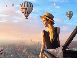 Foto: Liburannya Si Seksi Penantang Maut Angela Nikolau