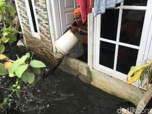 1 Rumah di Jati Padang Terendam, Pasukan Oranye Kuras Pakai Ember 1 Rumah di Jati Padang Terendam, Pasukan Oranye Kuras Pakai Ember
