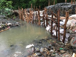 Posisi Tanggul Darurat Diperbaiki, Rembesan Air Kali Pulo Berhenti Posisi Tanggul Darurat Diperbaiki, Rembesan Air Kali Pulo Berhenti