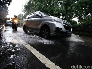 Nekat Terobos Banjir di Jatinegara, Motor Pengendara Ini Mogok
