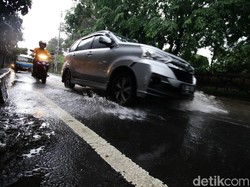 Nekat Terobos Banjir di Jatinegara, Motor Pengendara Ini Mogok