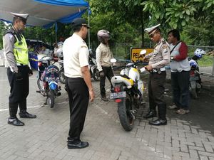 Saat Pengguna Knalpot Brong Terjaring Razia, Pasrah Motor Ditahan