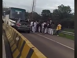 Ini Penyebab Mobil Lawan Arus Diserang Bus di Karawang