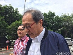 Usai Diperiksa KPK, Made Oka Bungkam dan Terjang Hujan