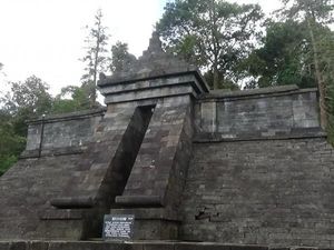 Candi Cetho dan Pemandangan Hijau Gunung Lawu