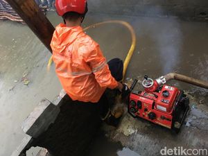 Sedot Sisa Banjir Tanggul Kali Pulo, Damkar Siapkan 6 Pompa Air Sedot Sisa Banjir Tanggul Kali Pulo, Damkar Siapkan 6 Pompa Air