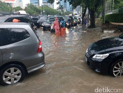 Usai Hujan Deras, Genangan Muncul Lagi di Dekat Balai Kartini