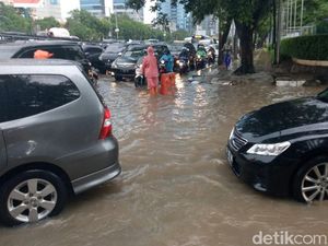 Usai Hujan Deras, Genangan Muncul Lagi di Dekat Balai Kartini Usai Hujan Deras, Genangan Muncul Lagi di Dekat Balai Kartini