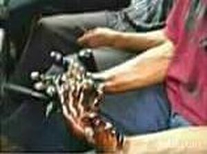 Tersinggung, Suami Kades Dorong Warga Hingga Tercebur Aspal Panas