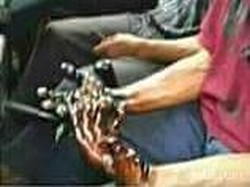 Tersinggung, Suami Kades Dorong Warga Hingga Tercebur Aspal Panas