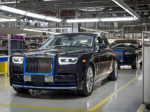 Keistimewaan Rolls-Royce Phantom Seharga Rp 20 M Kado untuk Nagita Slavina