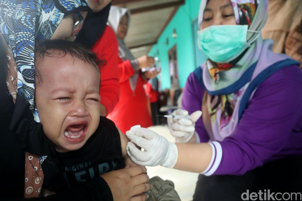 Sejumlah anak-anak ditemani orang tua melakukan vaksin Difteri di kawasan Depok. Saat dilakukannya vaksinasi difteri, berbagai macam ekspresi anak-anak terlihat.