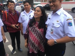 Saat Ibu Hamil Ajak Anies Foto Bareng di Tepi Jalan Rasuna Said