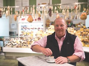 Setelah Crocs, Eataly Kini Menarik Produk yang Terkait Mario Batali Setelah Crocs, Eataly Kini Menarik Produk yang Terkait Mario Batali