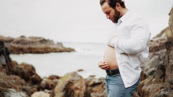 Kocak! Saat Calon Ayah Lakukan Maternity Photoshoot