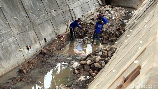 Antisipasi Banjir, Selokan di Rawa Bunga Jatinegara Diperbesar