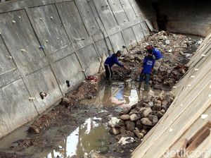 Antisipasi Banjir, Selokan di Rawa Bunga Jatinegara Diperbesar
